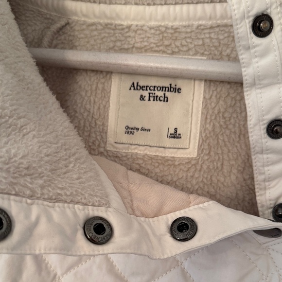 Abercrombie & Fitch Quilted Cowl Neck Sweater in Cream and White - Picture 2 of 3